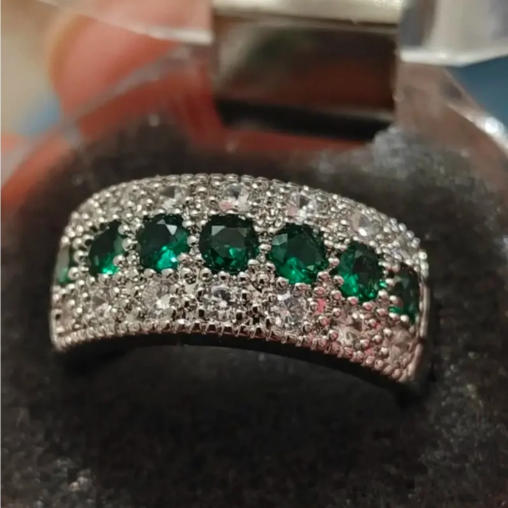 Emerald Silver Band Ring - NEW - SIZE 7